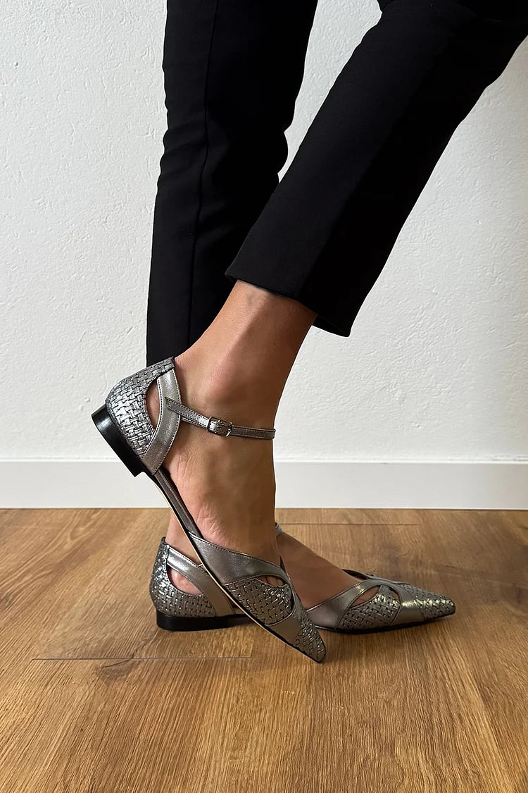 Ballerine argentate con punta a punta e lucentezza metallica traforata