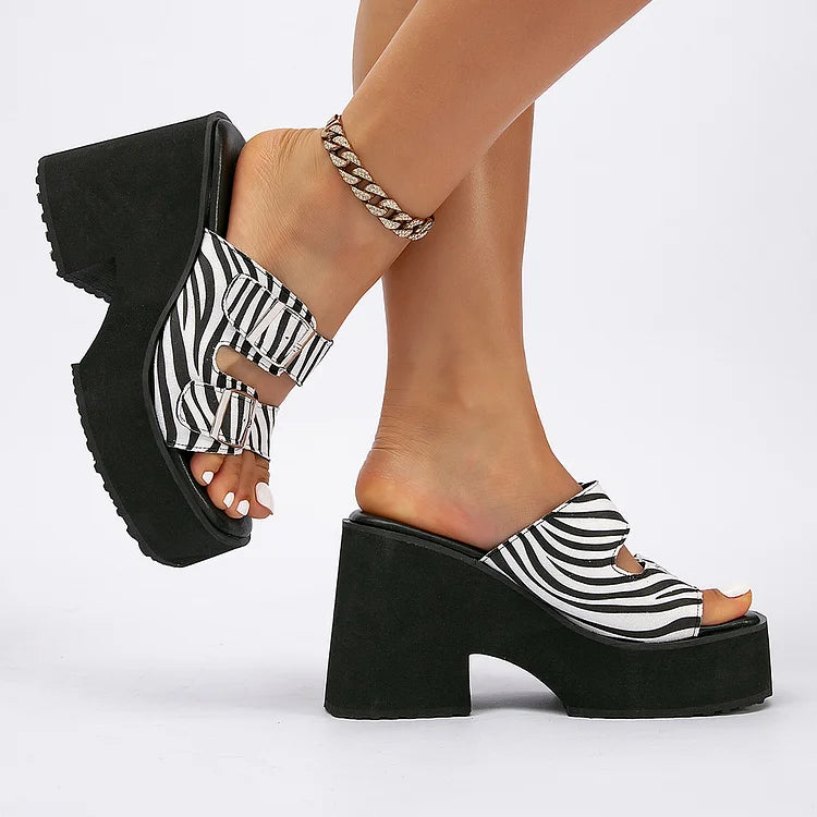 Sandali con tacco a punta quadrata, con due cinturini e fibbie, motivo zebrato in tela