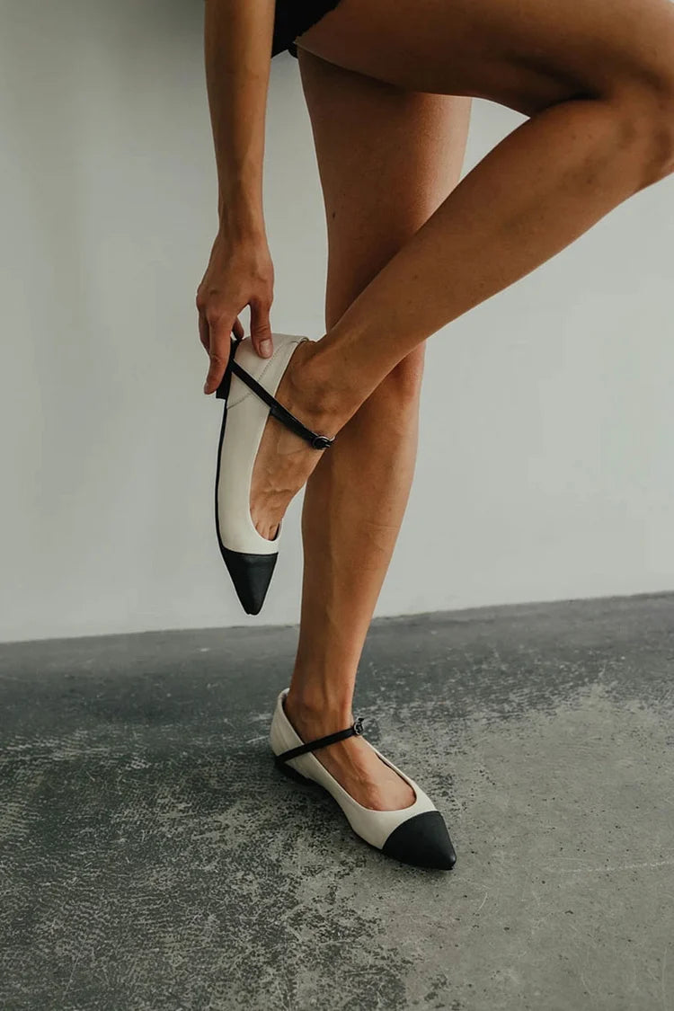 Weiße Ballerinas mit spitzer Zehenpartie im Colorblock-Design mit Riemchen am Spann und Schnalle
