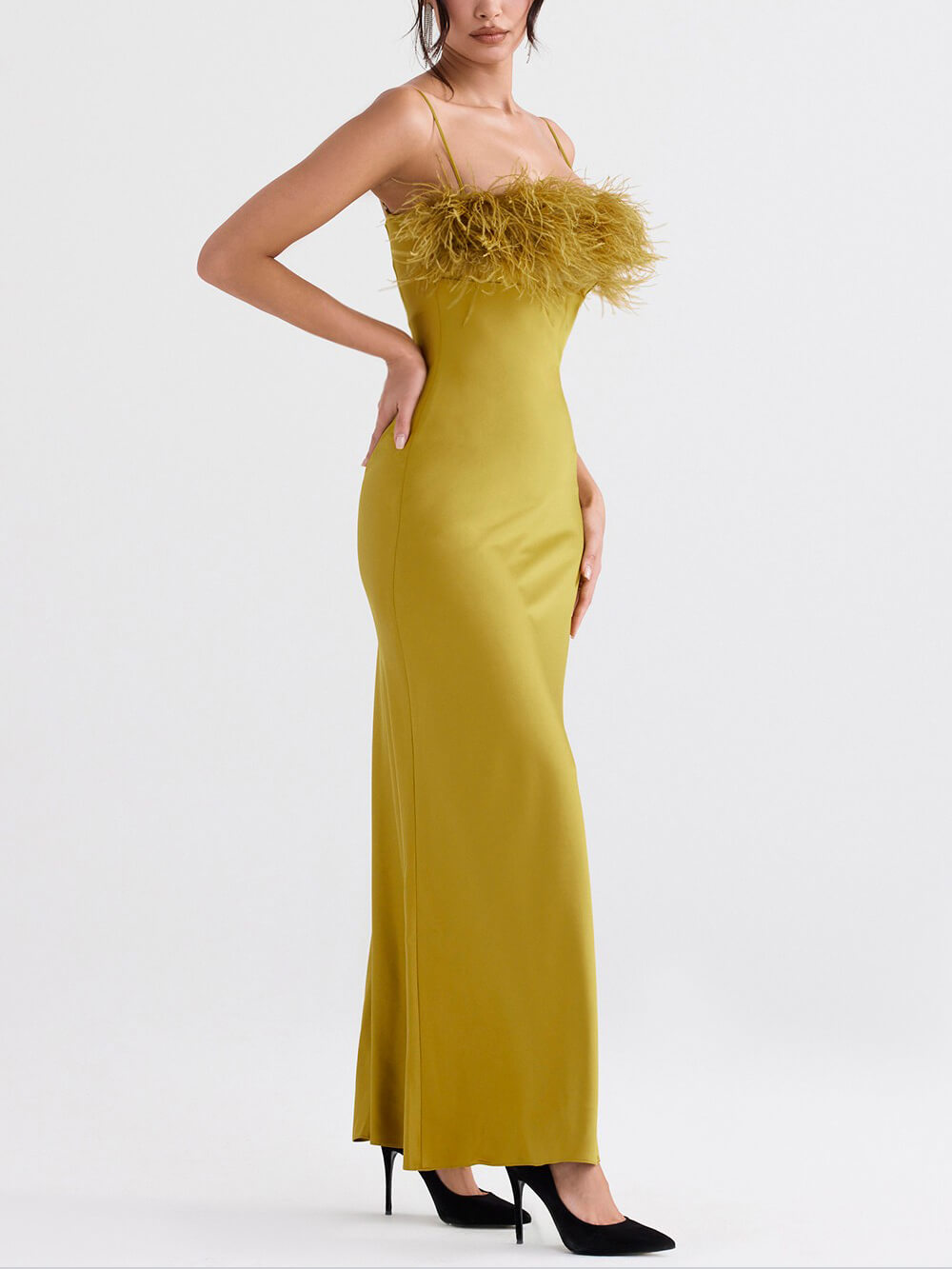 Robe midi délicate en satin avec bretelles en plumes au cou