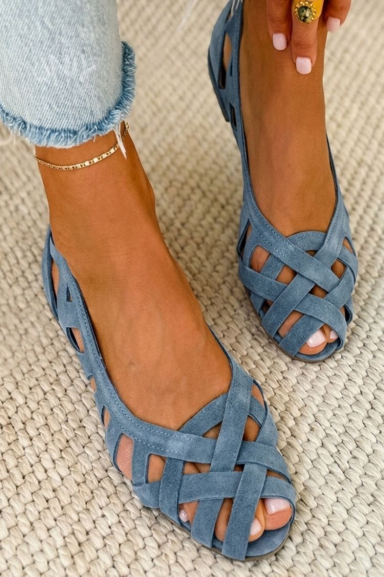 Plecione sandały casualowe na płaskiej podeszwie z odkrytymi palcami i krzyżującymi się paskami