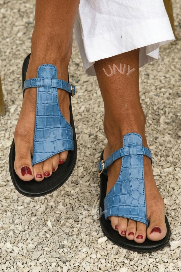 Chinelos com Fivela na Tira do Peito do Pé em Relevo de Crocodilo