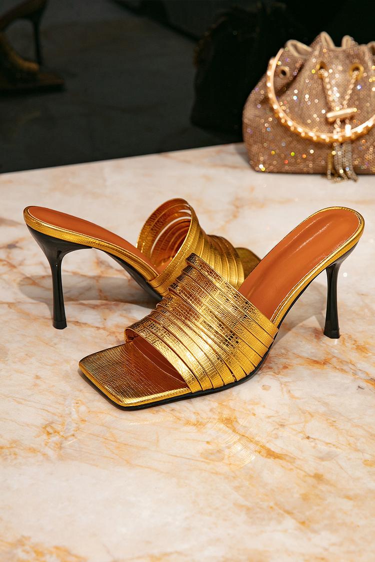 Scarpe con tacco a spillo a punta quadrata con cinturini multipli in metallo lucido