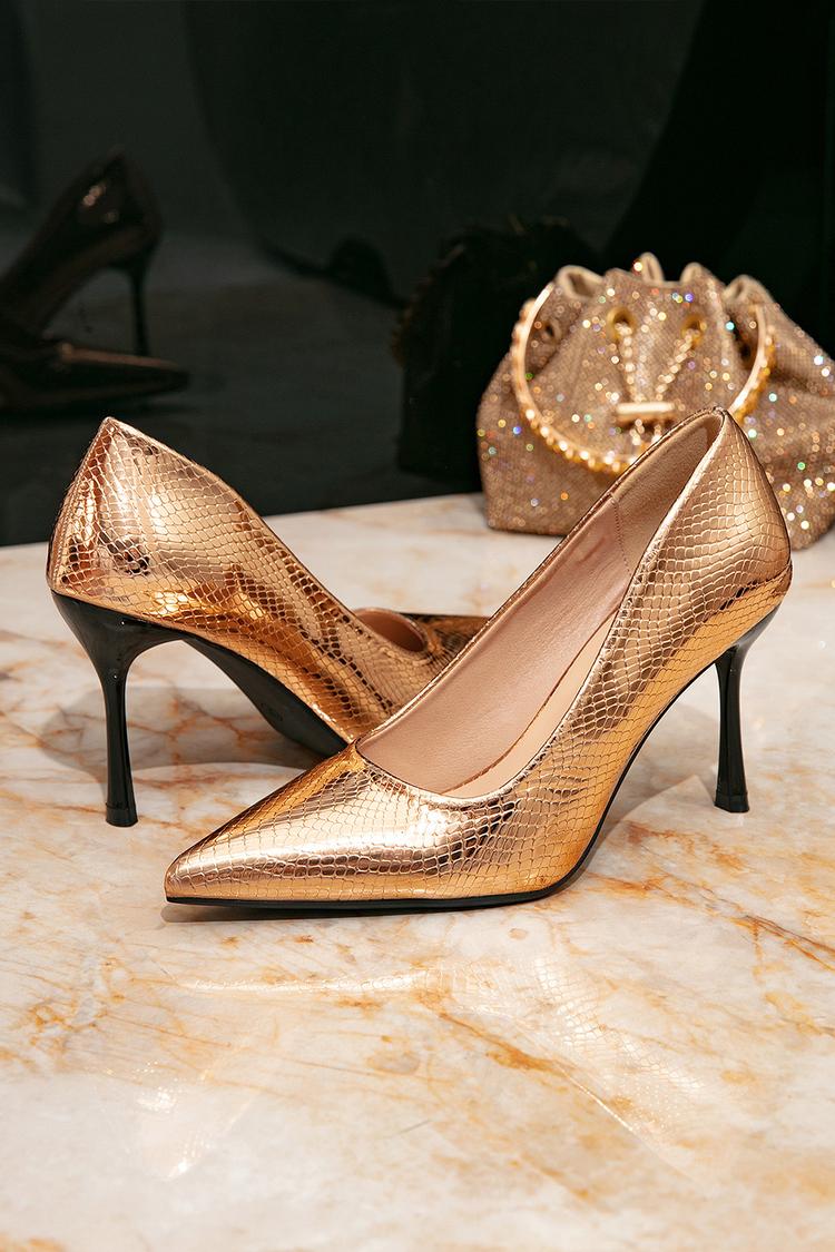 Eleganti scarpe con tacco a spillo a punta, effetto metallizzato lucido e stampa serpente