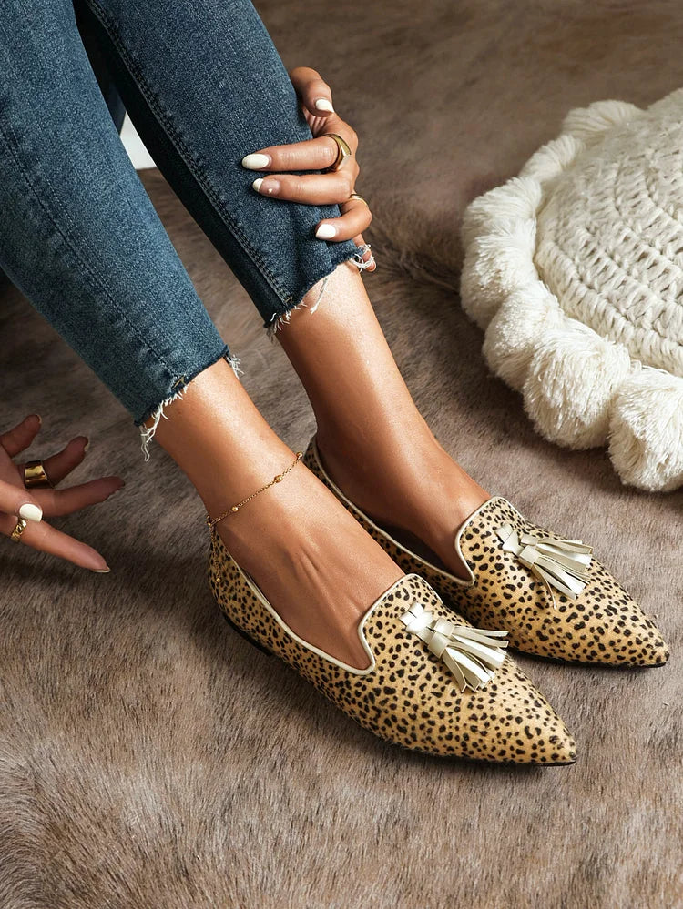 Scarpe basse da donna con punta a punta, slip-on, in similpelle, con decorazioni leopardate e nappe stampate