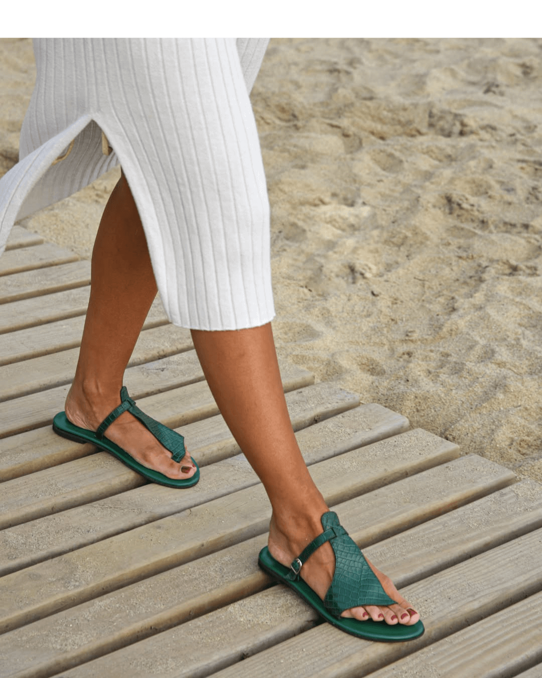 Flip-Flops Sandalen mit Krokodil-Prägung und Riemen mit Schnalle am Spann