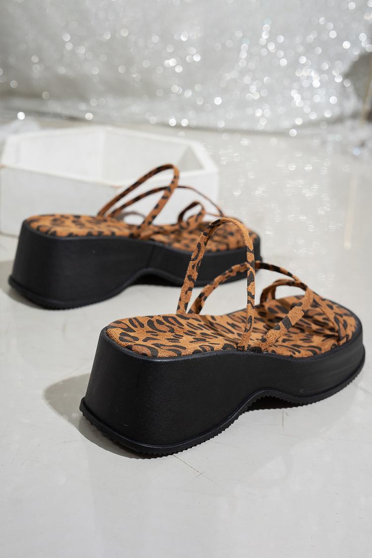 Pantofole casual da esterno con plateau, punta quadrata, cinturino incrociato e stampa leopardata