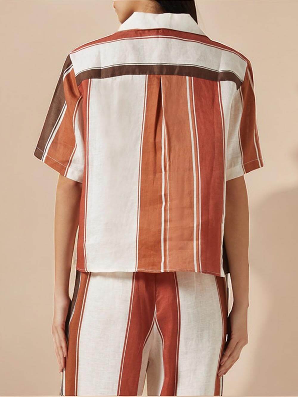 Camisa larga solta com padrão às riscas e remendos, com botões