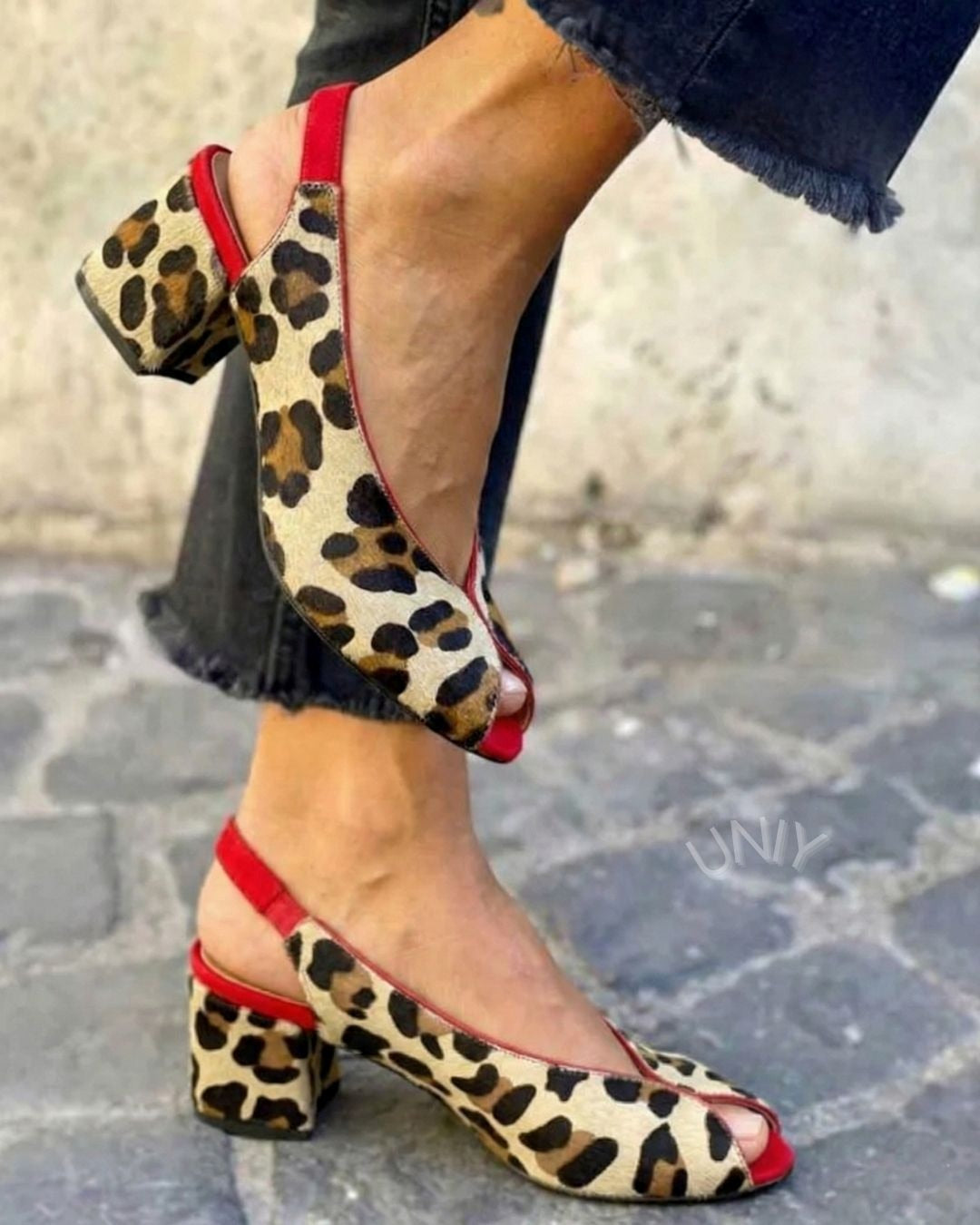 Salto Grosso Aberto na Frente com Estampa Elegante de Onça e Recorte em V