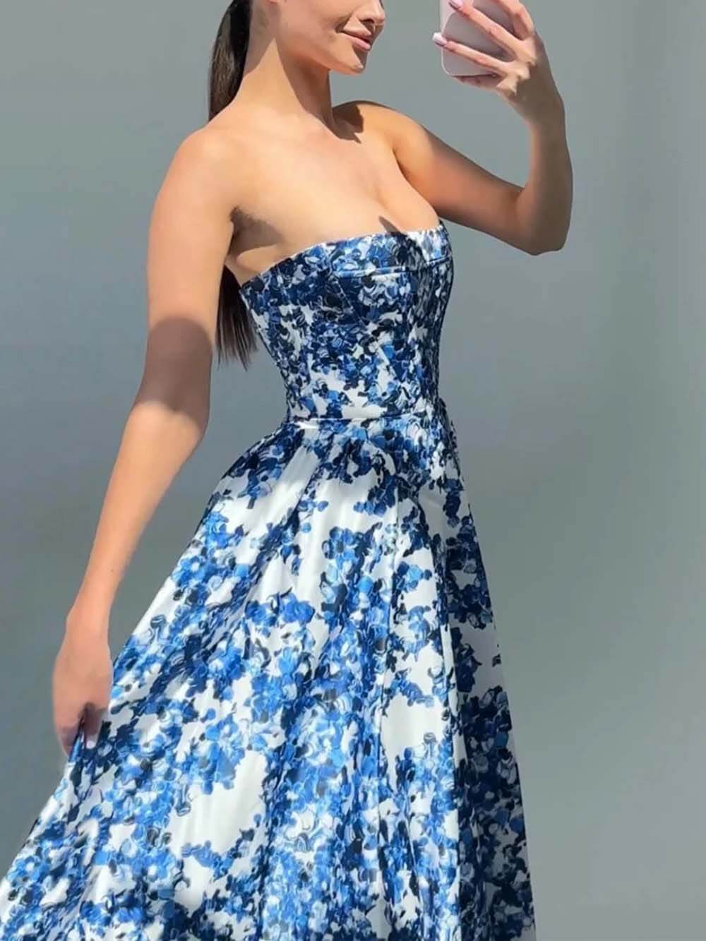 Elegantes, trägerloses, bedrucktes String-Maxikleid