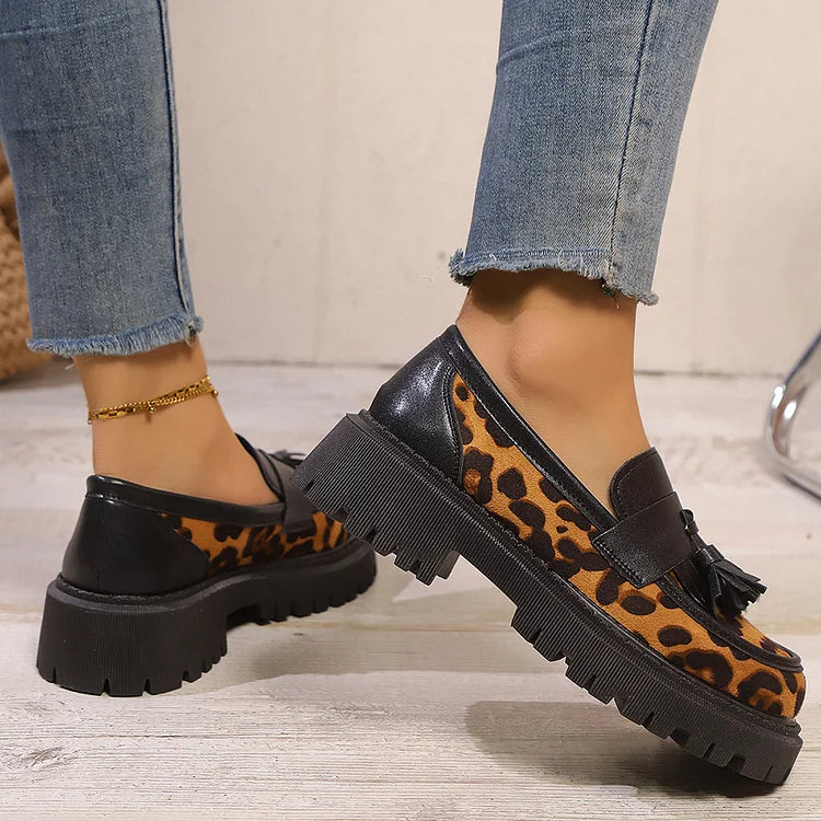 Mocassins com Salto Baixo em Bloco, Biqueira Redonda, Estampa de Leopardo e Tassels em Patchwork