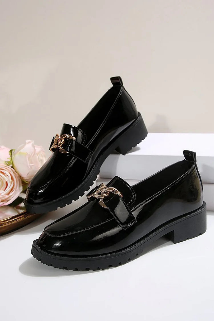 Metalowy łańcuch dekoracyjny, okrągły nosek, niski blokowy obcas, casualowe loafersy