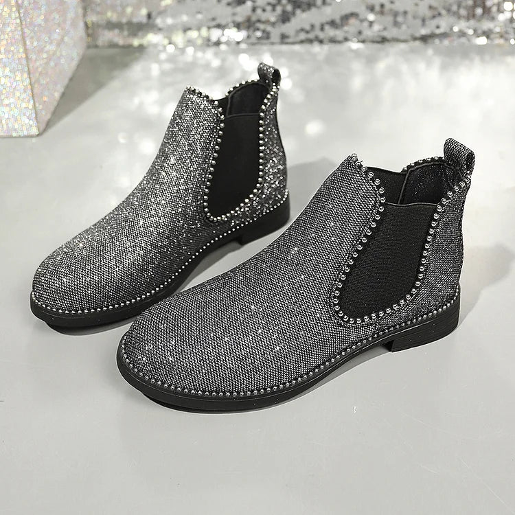 Stivaletti alla caviglia con punta tonda e tacco basso a blocco, decori in metallo patchwork