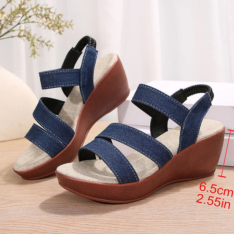 Denimowe sandały na koturnie z elastycznymi paskami i gładką podeszwą