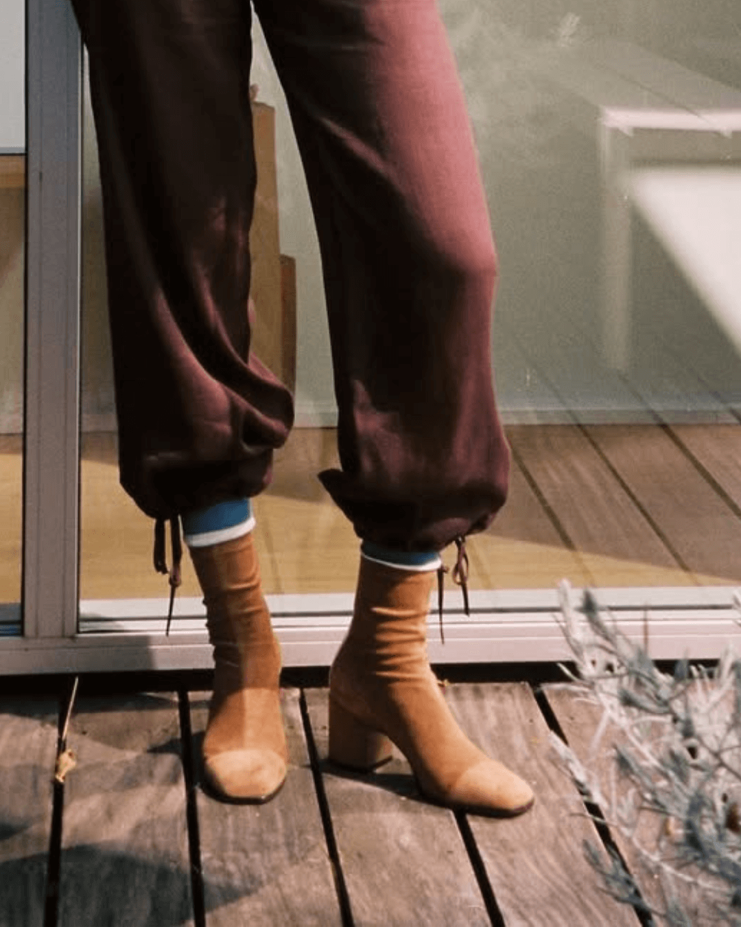 Kamelfarbene mittelhohe Stiefel mit Farbblock-Reißverschluss und eckiger Zehenpartie und klobigem Absatz