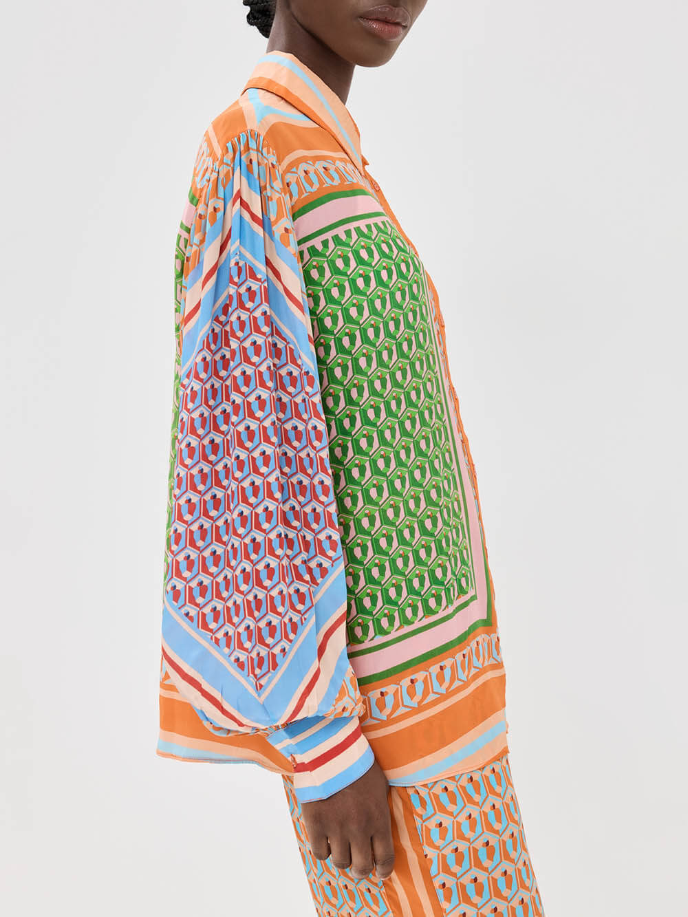 Buntes, einzigartiges, lockeres Hemd mit Ballonärmeln und Knöpfen