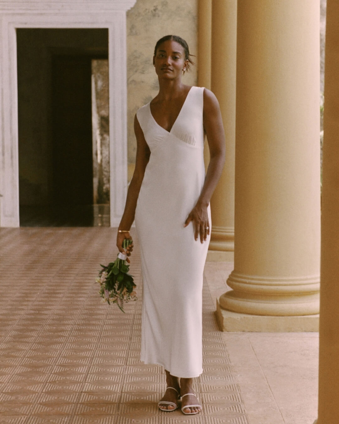 Abito lungo con scollo profondo sul retro