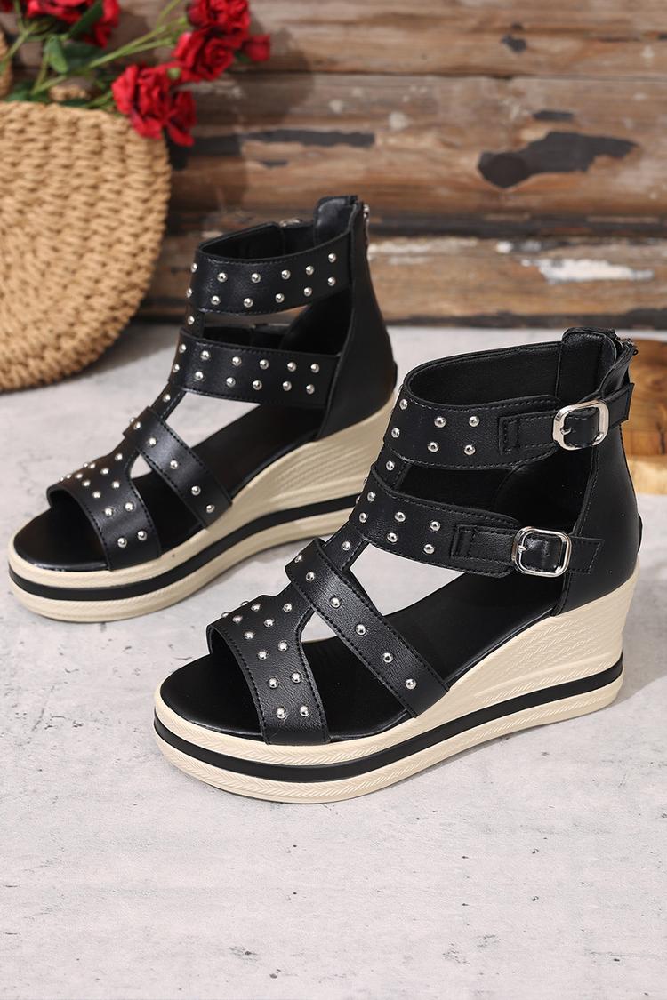 Sandali con zeppa, punta tonda, fibbia e cinturino alla caviglia decorati con rivetti metallici