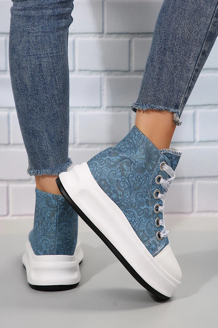 Sneakers alte con punta tonda e lacci, stampa tribale in denim