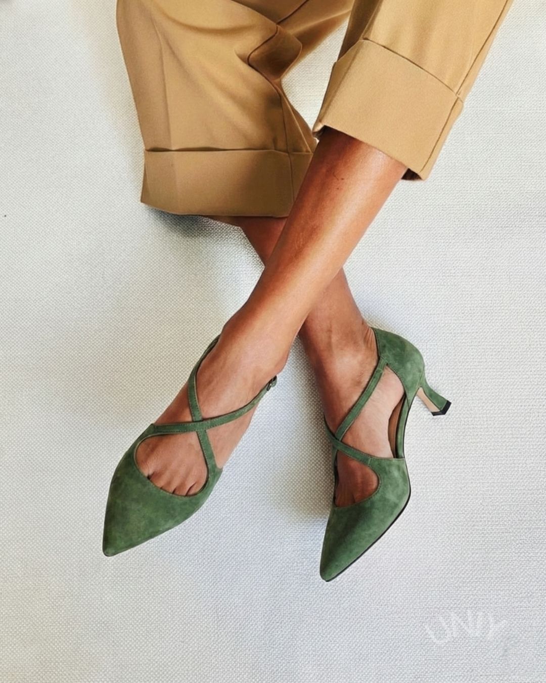 Escarpins de soirée vintage à bout pointu avec brides croisées et talons kitten