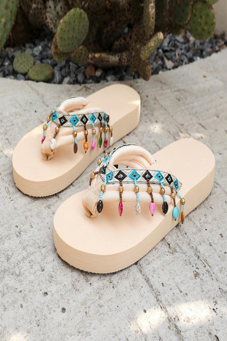 Ciabatte casual con motivo geometrico in stile etnico e nappe decorative