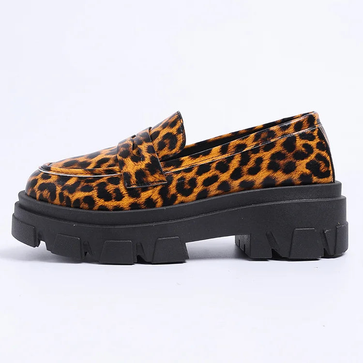 Mokasyny z niskim, szerokim obcasem, okrągłym noskiem i wzorem w cętki w stylu patchworkowym