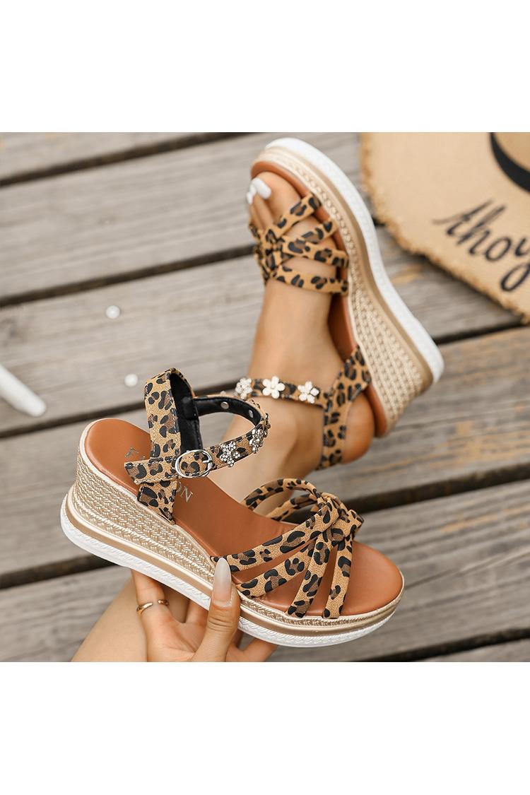 Sandali con zeppa casual con punta rotonda e stampa leopardata, decoro floreale in metallo