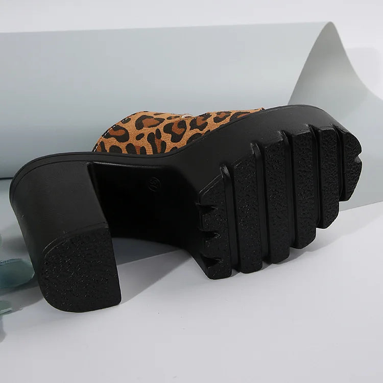 Ozdobne klamry do grubego paska w panterkę
Sandały na platformie z odkrytymi palcami i masywnym obcasem