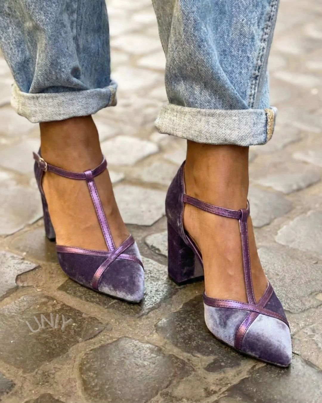 Mary Jane de terciopelo morado con tiras en T y punta estrecha (pedido anticipado)