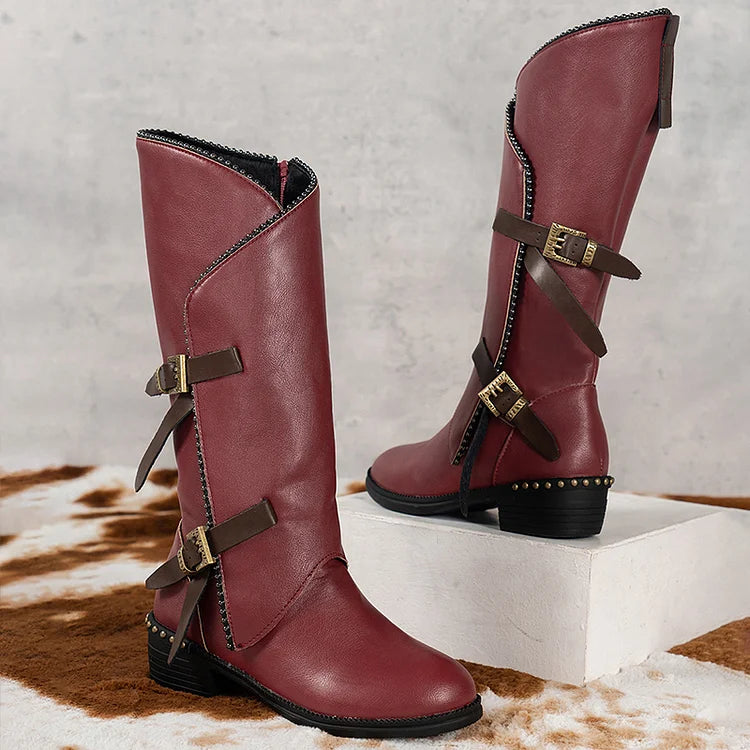 Fivelas de tiras de patchwork com tachas metálicas e botas de cano alto com bico redondo