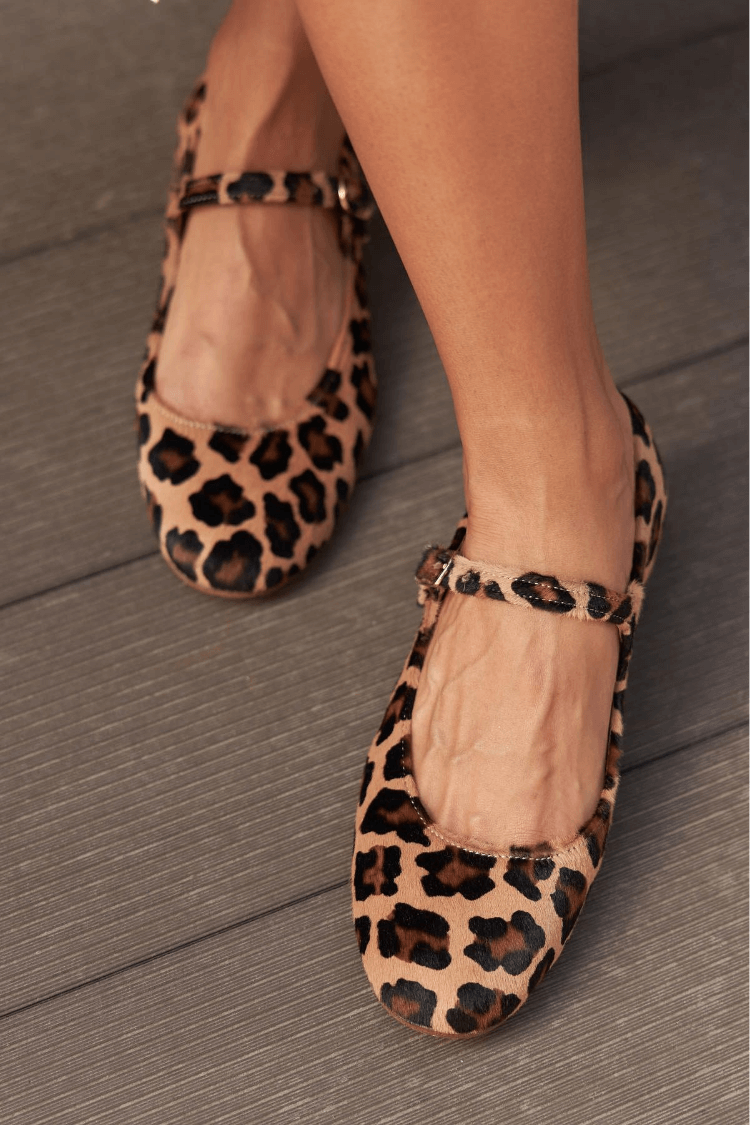 Baleriny z zaokrąglonym noskiem, paskiem z klamrą i futerkiem w panterkę