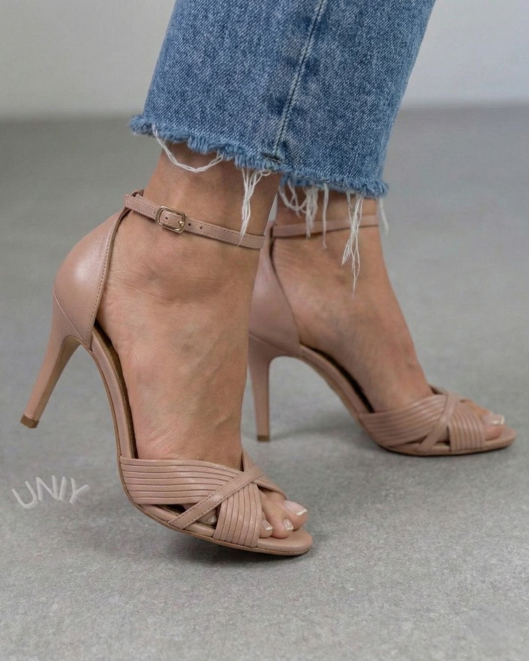 Elegante rosa plissierte Riemchen-Stiefeletten mit Knöchelriemen und Stiletto-Absatz