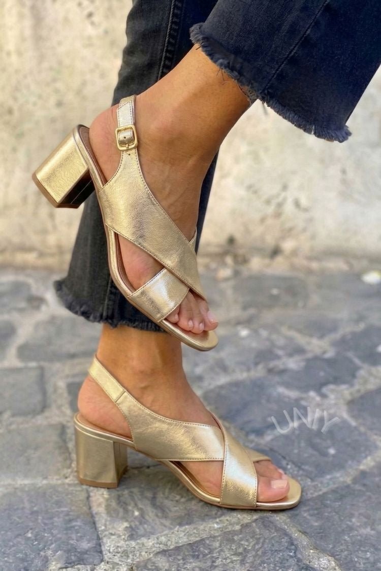 Metalen champagnegouden sandalen met blokhak en gekruiste bandjes