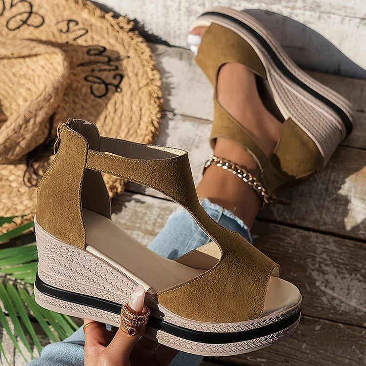 Splendidi sandali con zeppa, plateau e cinturino alla caviglia, con punta aperta e stampa leopardata