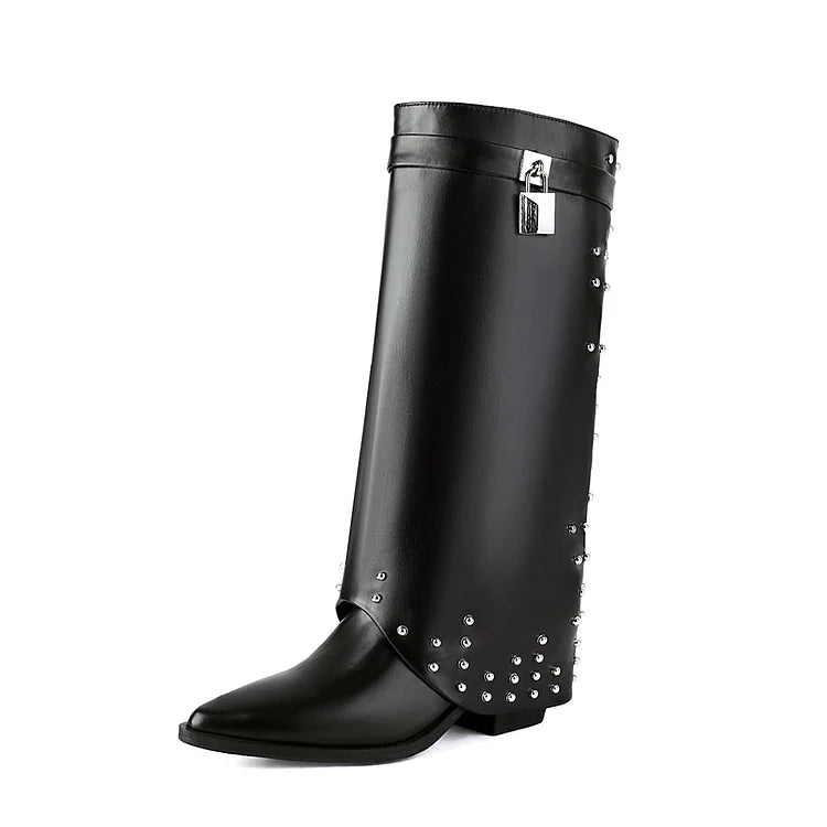 Botas de media pantorrilla con tacón grueso, puntera puntiaguda y decoración con remaches de metal