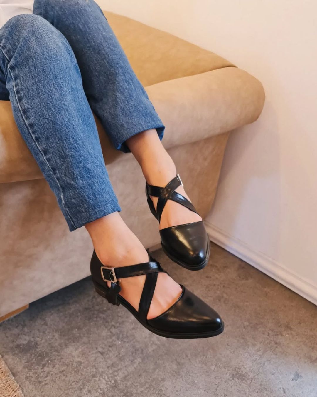 Czarne błyszczące buty na niskim obcasie z krzyżującymi się paskami