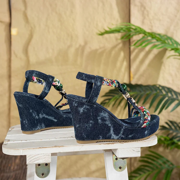 Sandali con zeppa in denim con punta rotonda, cinturino intrecciato e decorazioni di perline