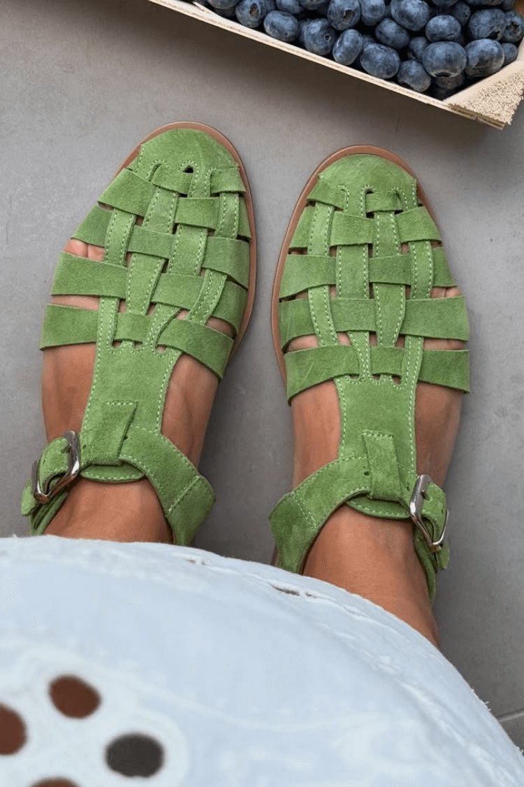 Gewebte Wildleder-Sandalen mit Schnalle, geschlossenem Zehenbereich, flach, Fisherman-Stil