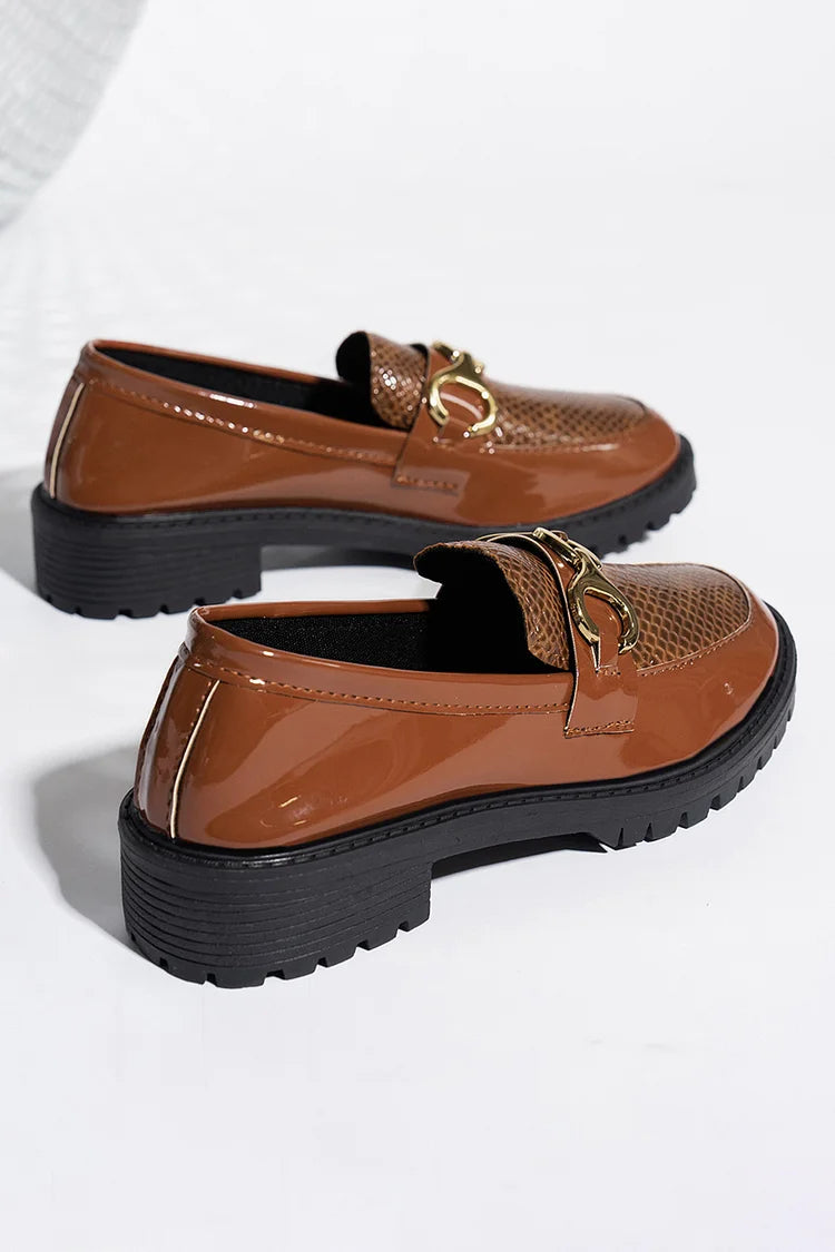 Mocassins de biqueira redonda com fivela metálica decorativa e padrão de pele de cobra em patchwork