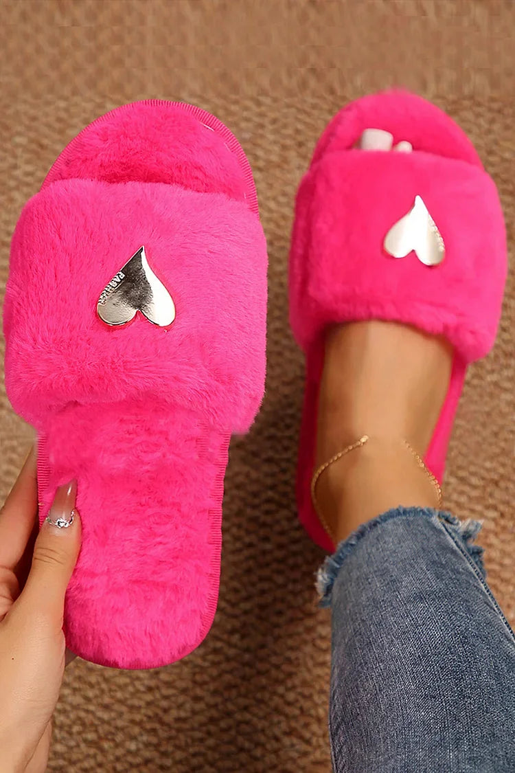 Pantofole in pelliccia sintetica con punta rotonda e decorazione a cuore in metallo