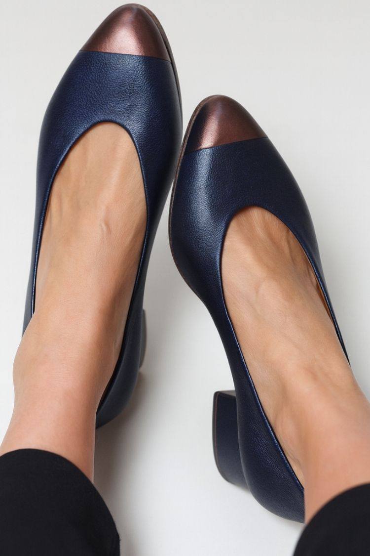 Décolleté con tacco basso e punta in pelle metallizzata blu navy