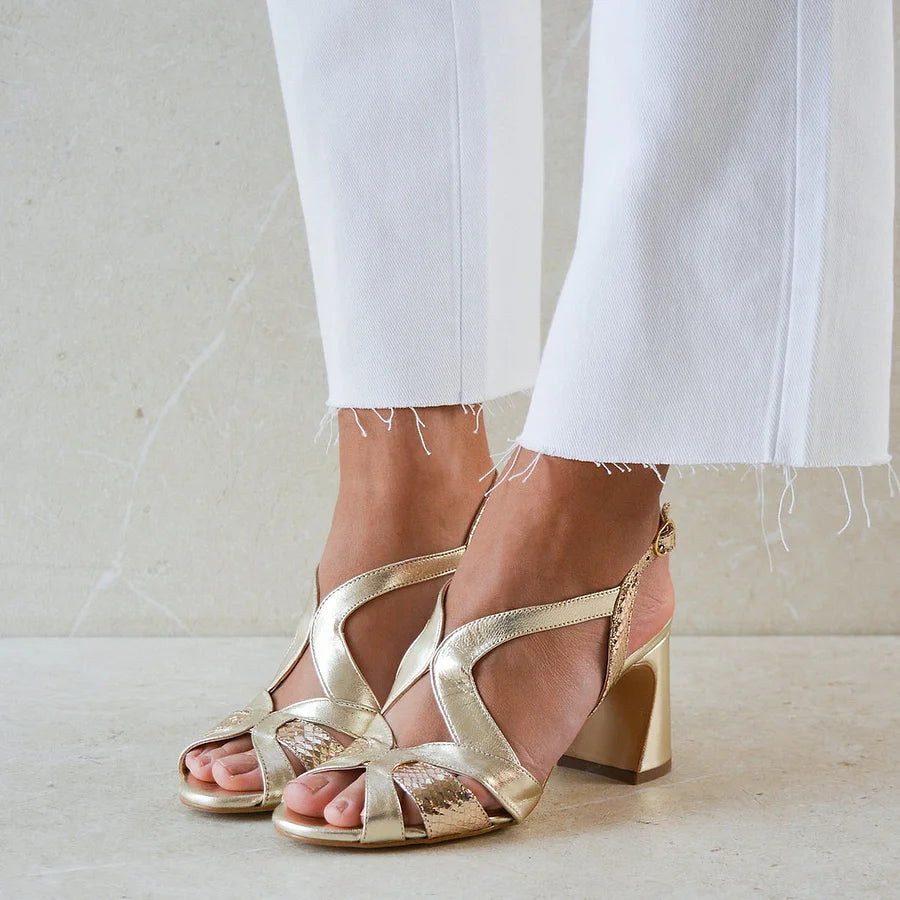 Unregelmäßige Hollow-Out-Glanz-Riemchen Peeptoe Klobige Absätze