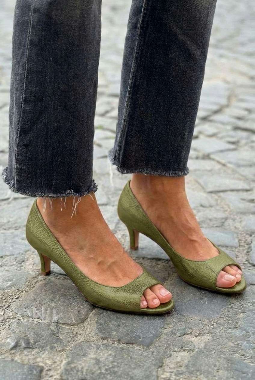 Décolleté open-toe color oro champagne metallizzato con tacco gattino chic