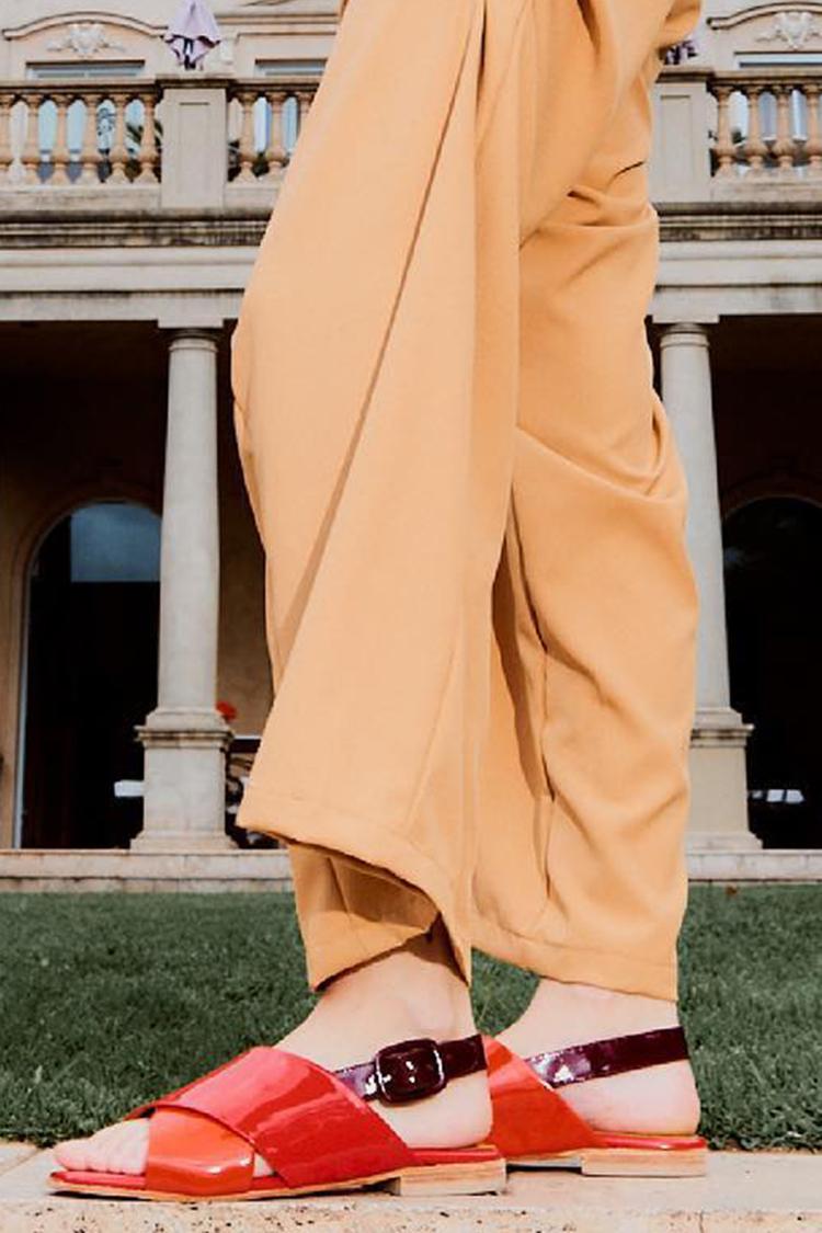 Sandalias rojas con tiras y hebilla, de punta abierta y bloques de color [Reserva]