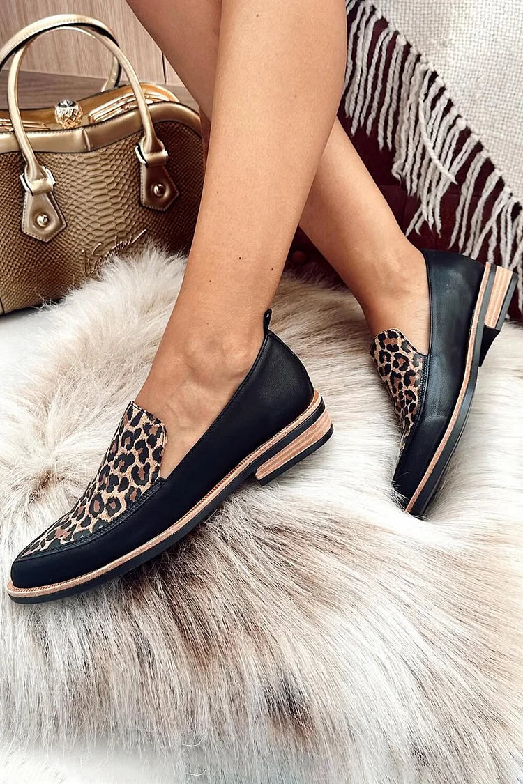 Czarne mokasyny w panterkę z ostrym noskiem i bocznym wycięciem w kształcie litery V [Przedsprzedaż]