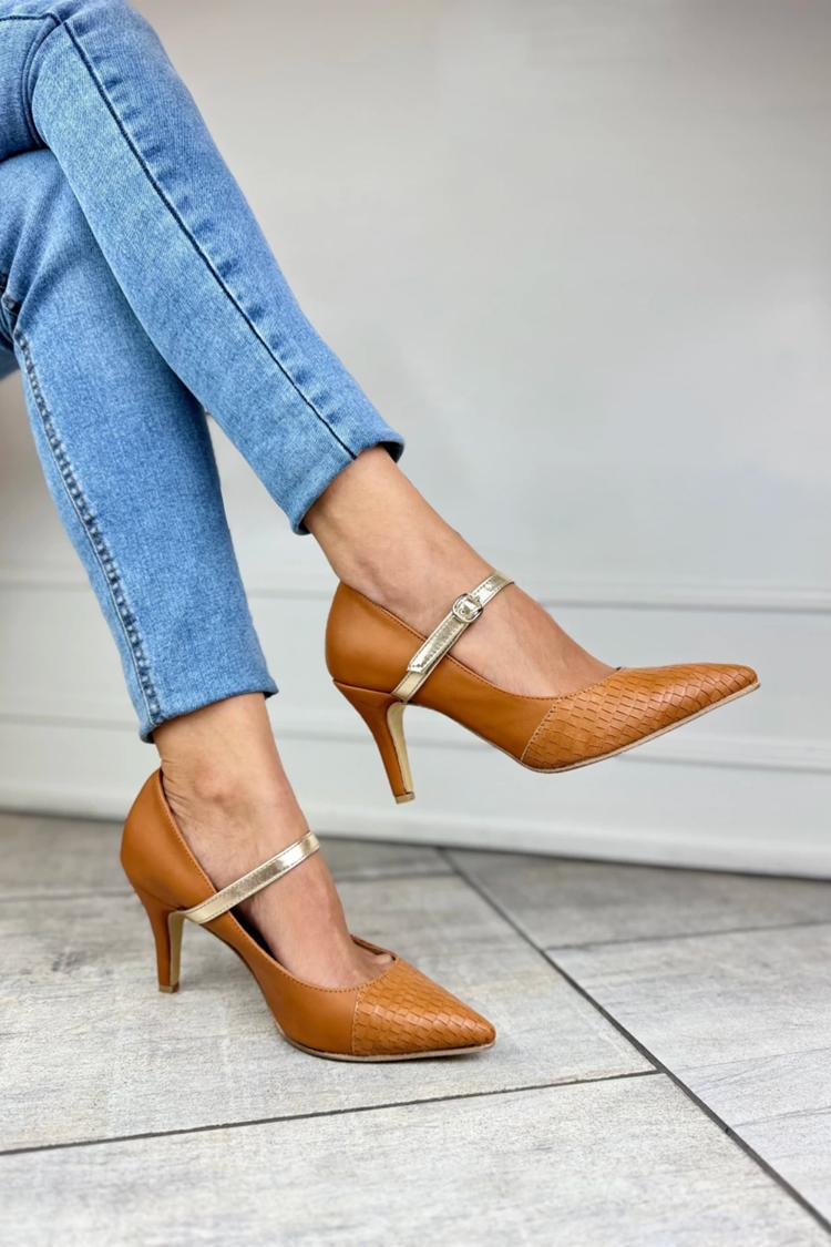 Scarpe con tacco a spillo marrone chiaro, cinturino con fibbia sul collo del piede e punta affusolata [Pre-ordine]