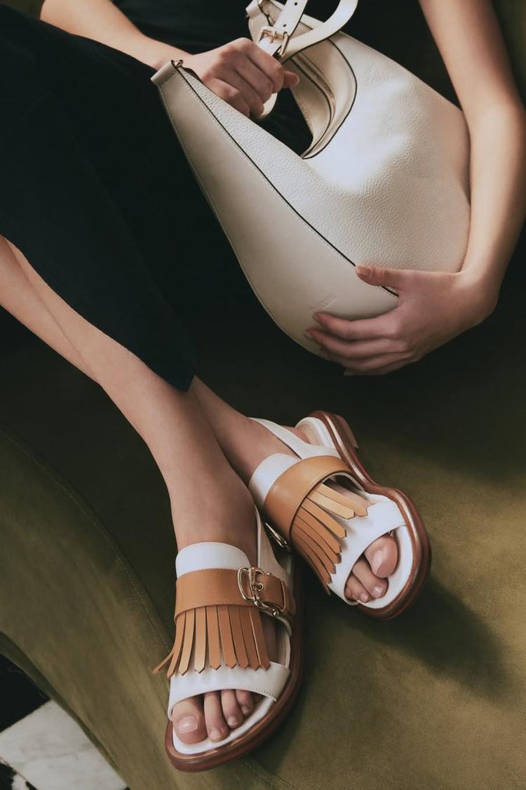 Sandały w kolorowe bloki z frędzlami, wycięciem i okrągłym noskiem, białe [Przedsprzedaż]