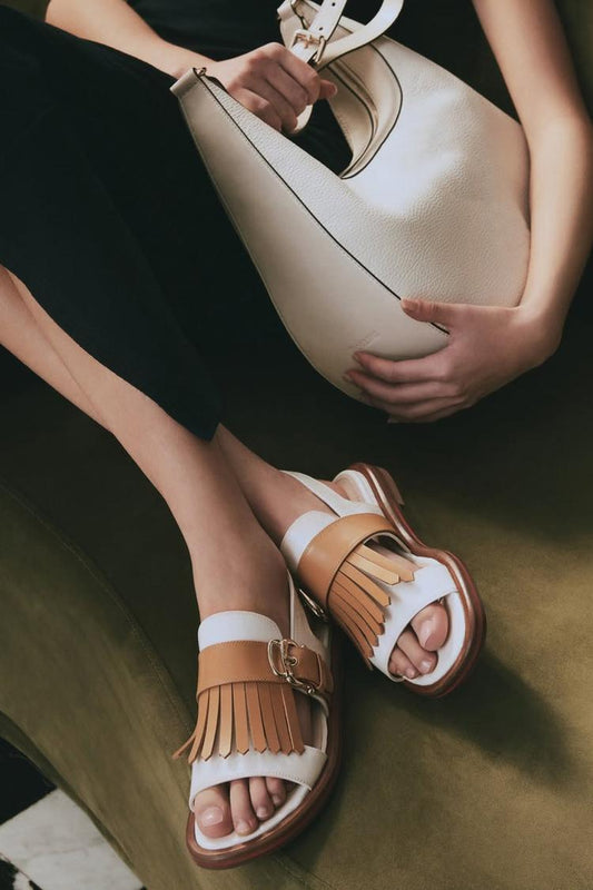 Sandali bianchi con punta tonda, decori con frange colorblock e ritagli [Pre-ordine]