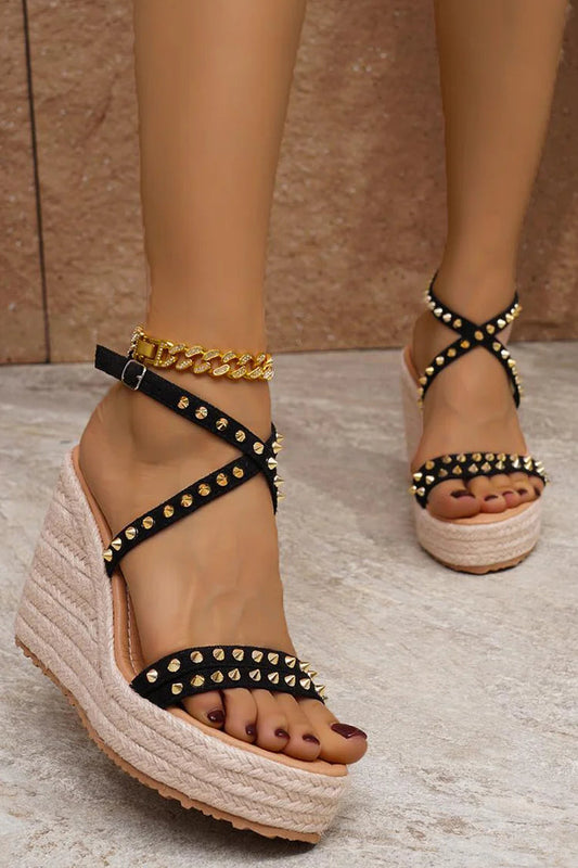 Sandalias de cuña con plataforma y hebilla cruzada y decoración con tachuelas 