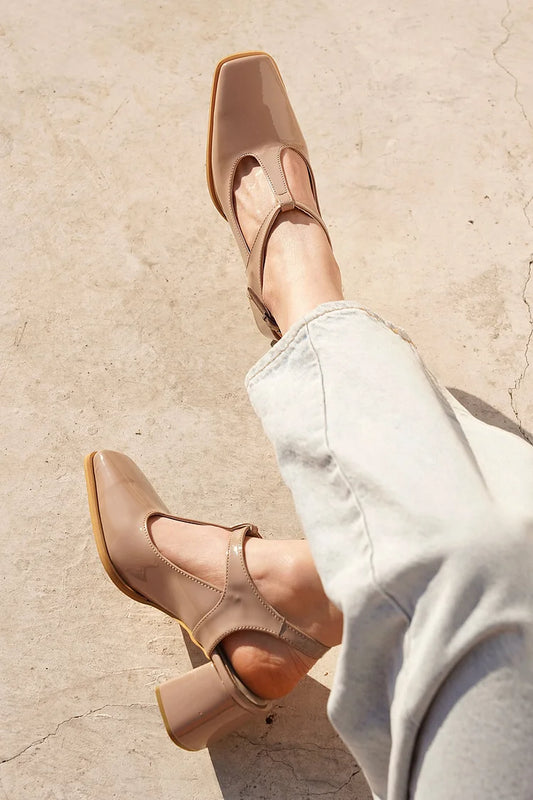 Scarpe con tacco largo marrone chiaro con cinturino a T e punta quadrata e fibbia [Pre-ordine]